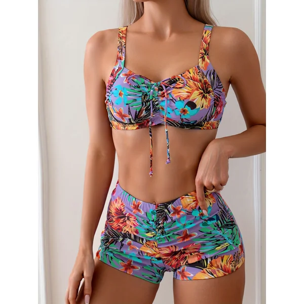 Bikini 3 pièces tropical, paréo, top noué, short taille haute.
