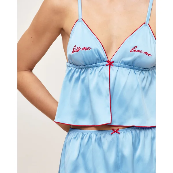 Caraco en satin avec broderies "kiss me love me