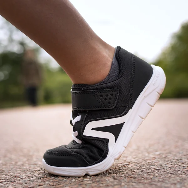Chaussure enfant à scratch noire PW 100