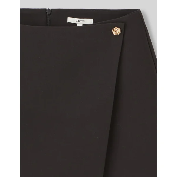 Jupe short portefeuille avec bouton doré Noir