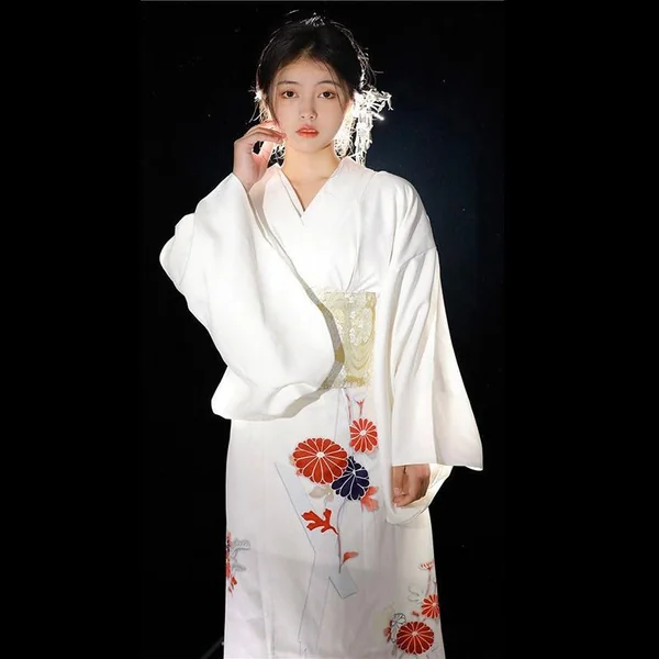 Kimono Japonais Traditionnel Blanc Fleuri