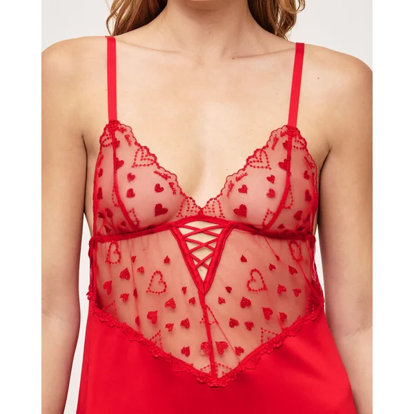 Nuisette en satin avec broderies cœurs