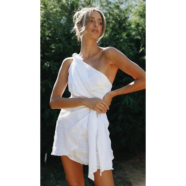 Robe Blanche Asymétrique