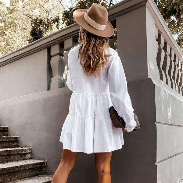Robe blanche courte plissée à volant