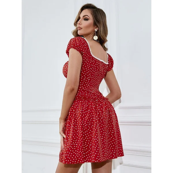 Robe Mignonne À Pois Rouges Et À Manches Courtes
