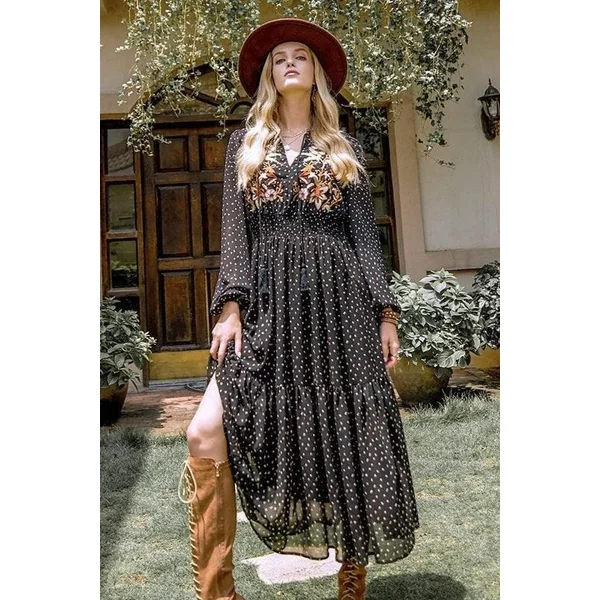 Robe Noire Brodée