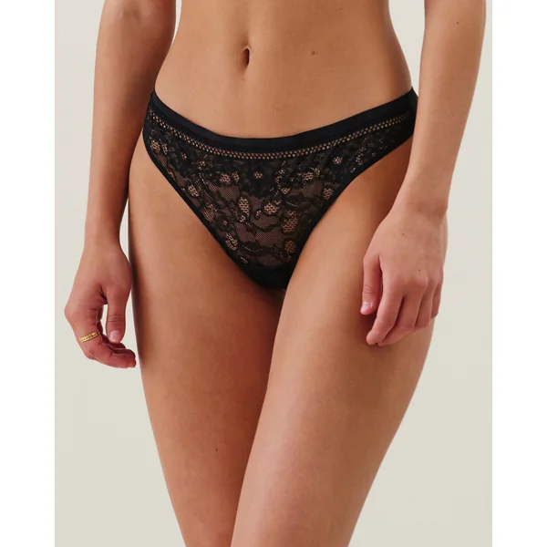 String en dentelle florale
