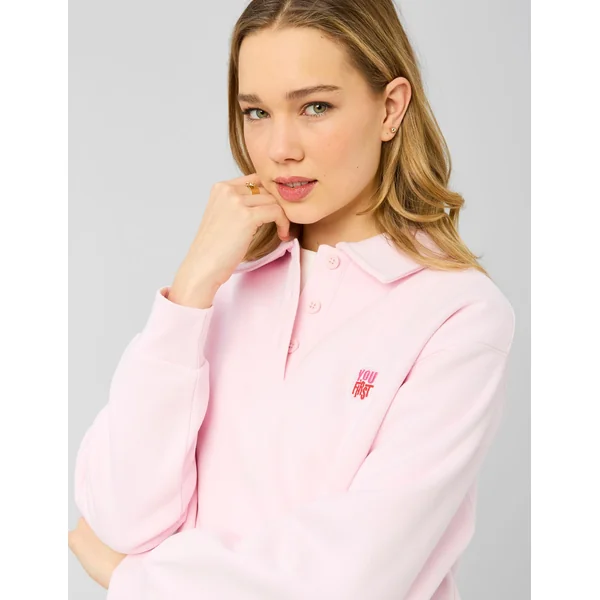 Sweat brodé à col polo Rose pâle