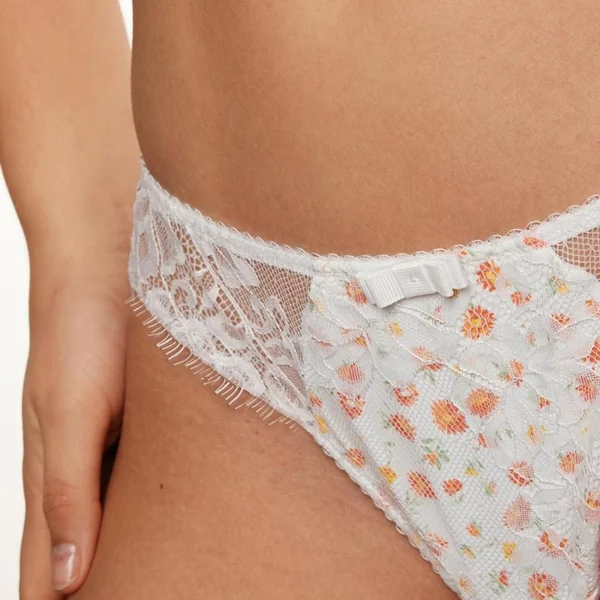 Tanga blanc Défilé Brigitte Bardot