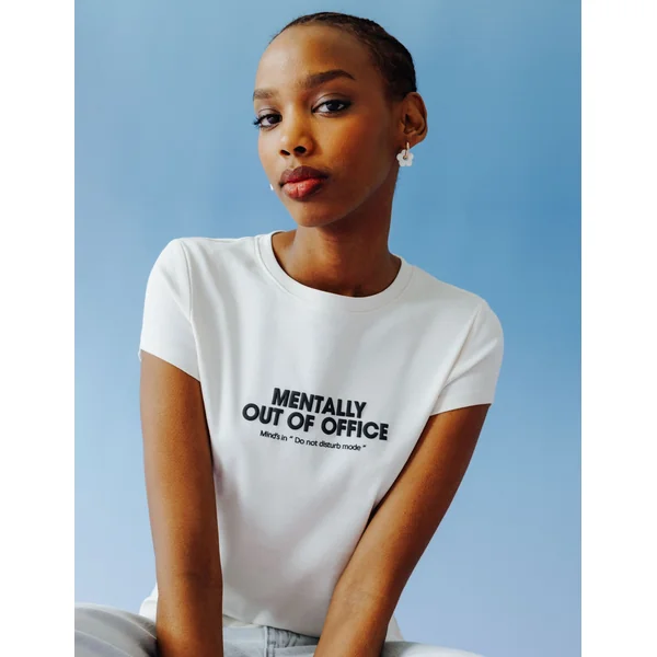 T-shirt baby tee imprimé poitrine Ecru