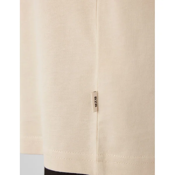 T-shirt broderie poitrine Blanc cassé